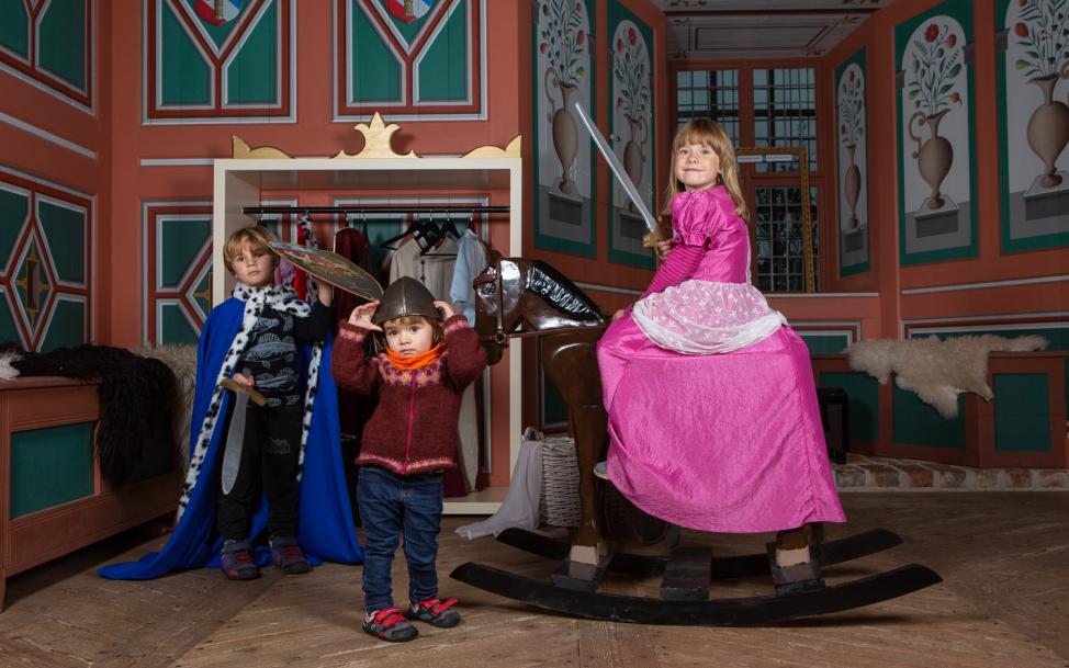 Barnhörnan Kastelholms slott, med flicka på gunghäst och två små riddare