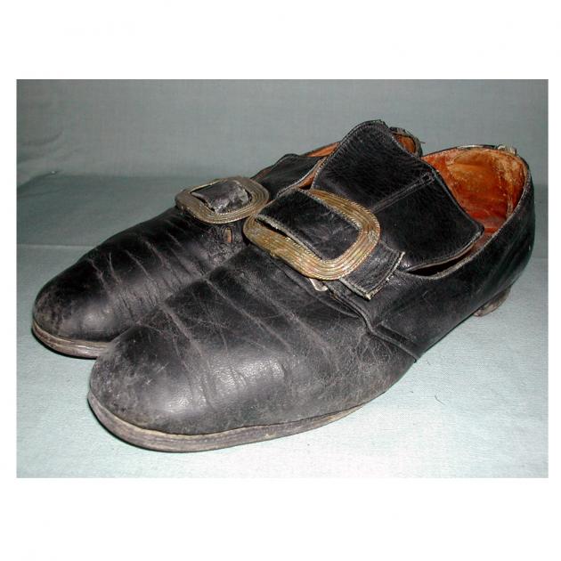svarta skor med metallspänne