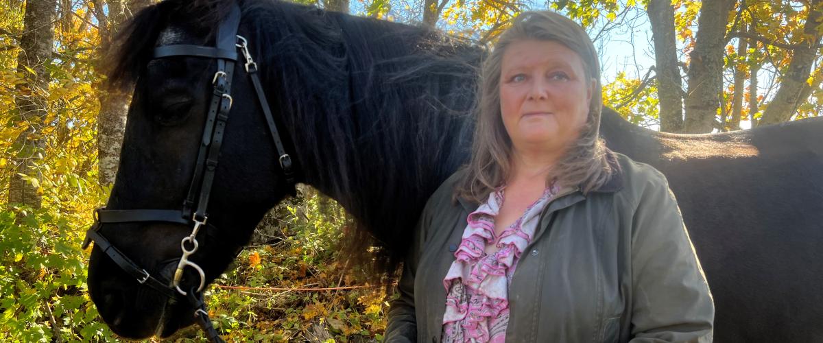 Anneli Sundkvist med en svart häst
