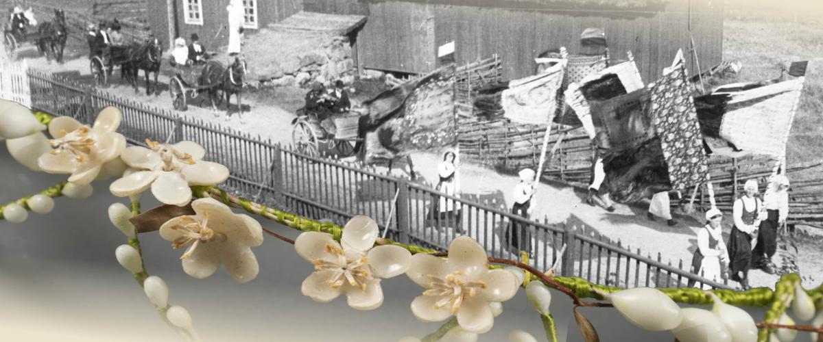 Fotocollage med färgfoto på en brudkrans utformat av vita vaxblommor i en stomme lindat med ljusgrön sidentråd i förgrunden. Bakom den syns ett gammalt svartvitt foto på en brudprocession. Damer i folkdräkter bär flaggor gjorda av sidenschalar och brudparet och andra följer i hästdragna kärror.