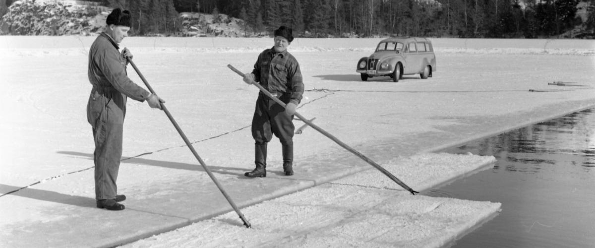 Två män och en bil på isen