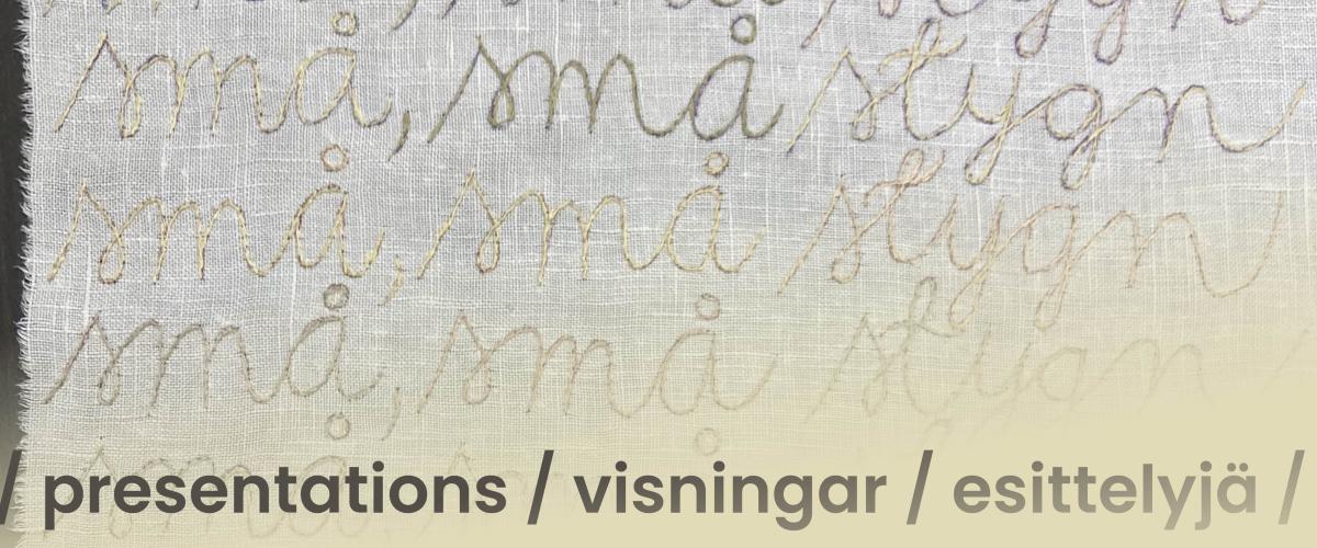Färgfoto på en bit textil. Konstnären har broderat orden små, små stygn med kursiv text i flera rader ovanpå varandra. Broderifärgen varierar mellan neutrala toner. På fotoytan finns även redigerad text som säger: presentations / visningar / esittelyjä.