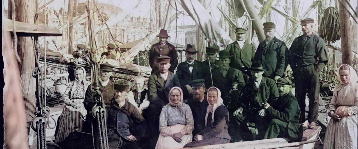 Foto på ålänningar i Helsingfors hamn 1905