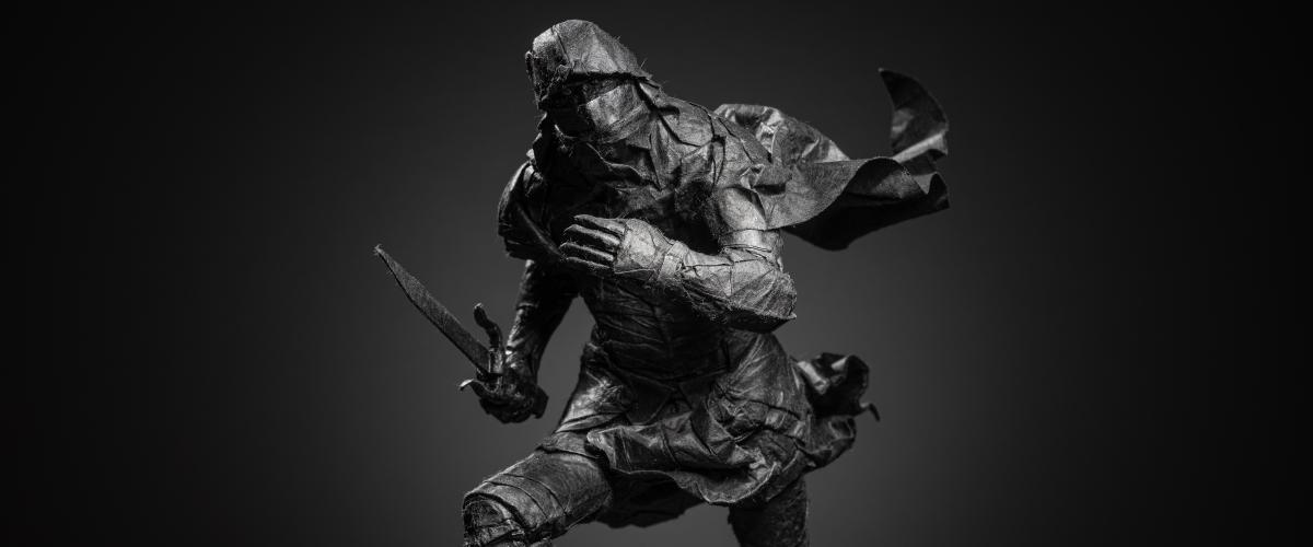 visar ett verket Shadow av Juho Könkkölä, en svart origami figur med svärd och mantel