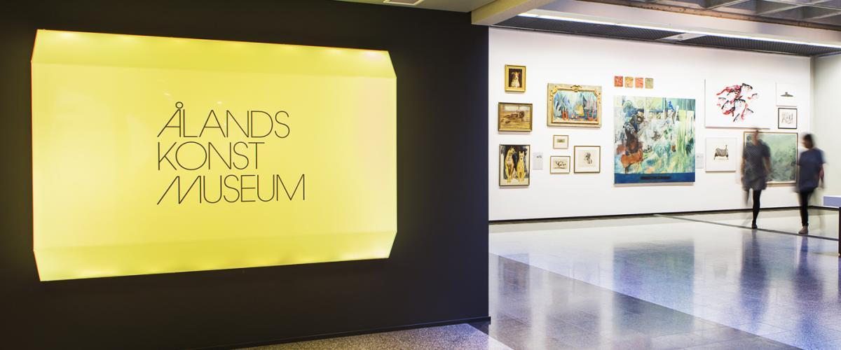 bilden visar en del av Ålands konstmuseum utrymmen med konstverk på väggarna