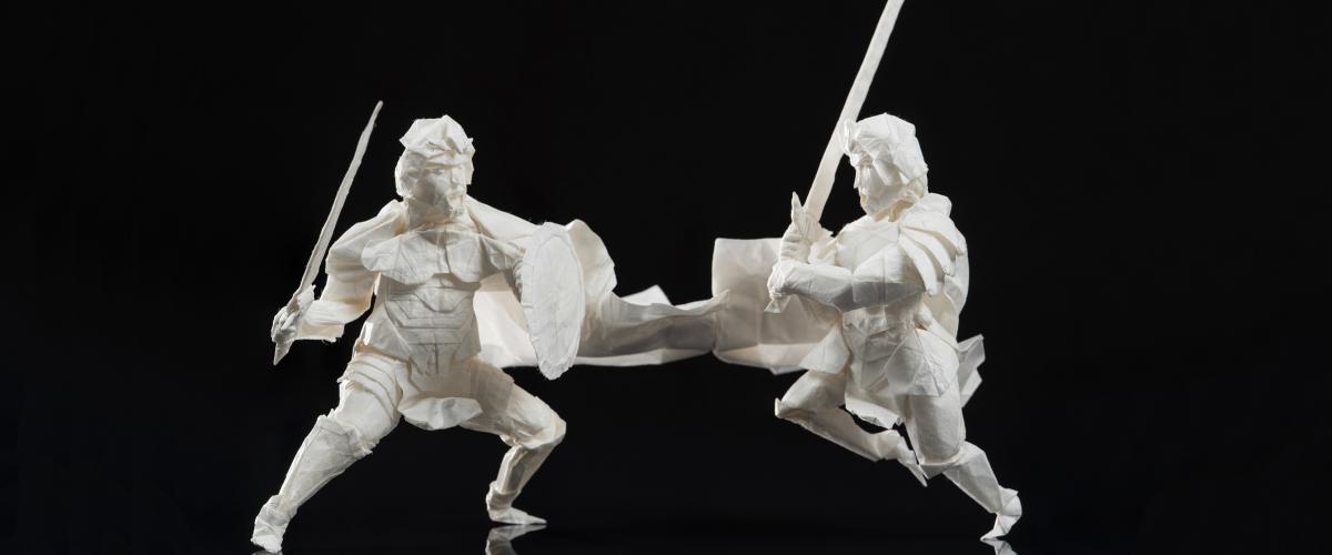 visar två origami figurer med svärd och sköld