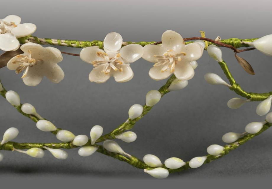 Detalj av diadem med konstgjorda blommor