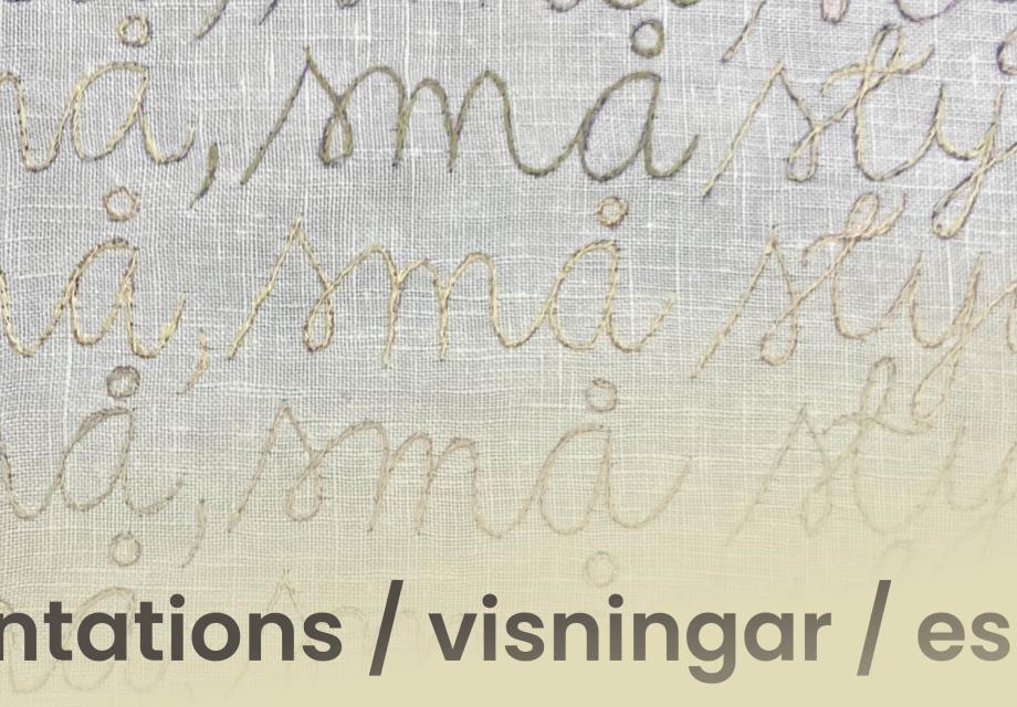 Färgfoto på en bit textil. Konstnären har broderat orden små, små stygn med kursiv text i flera rader ovanpå varandra. Broderifärgen varierar mellan neutrala toner. På fotoytan finns även redigerad text som säger: presentations / visningar / esittelyjä.