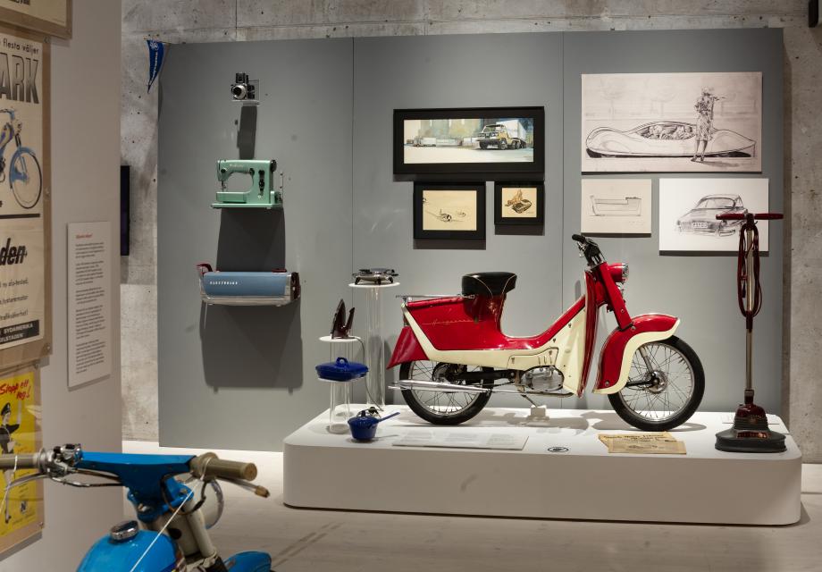 Röd moped på ett podie
