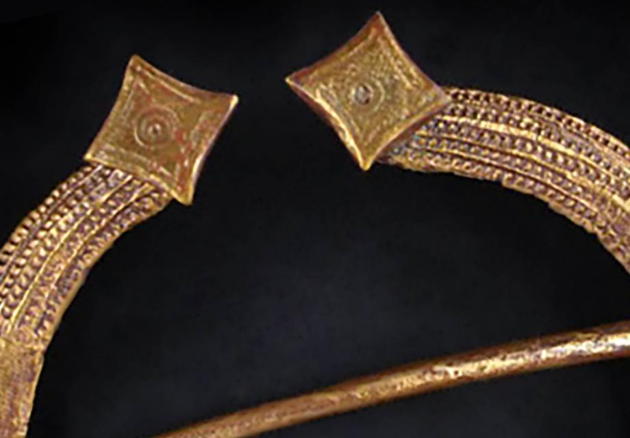 Del av ett vikingatida hästskosmycke