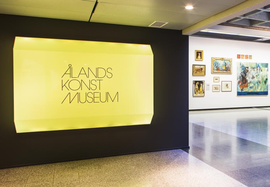 bilden visar en del av Ålands konstmuseum utrymmen med konstverk på väggarna