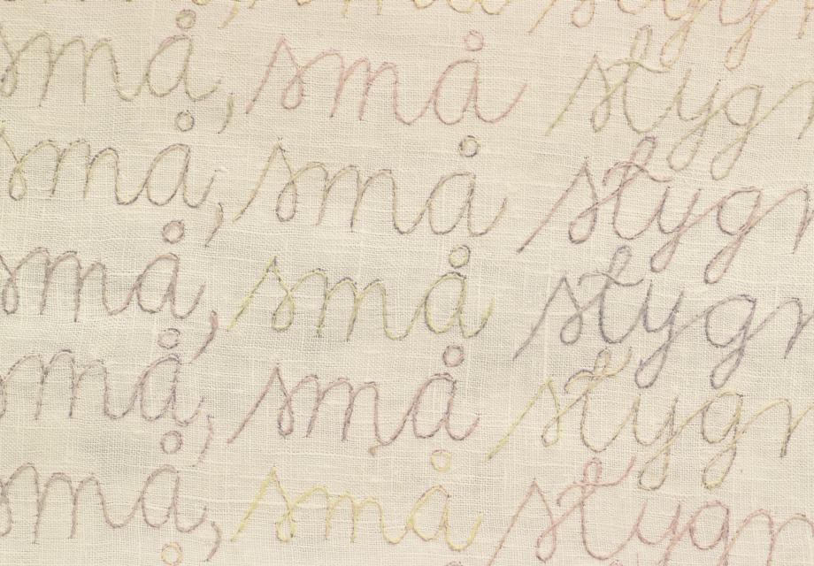 Bilden visar en broderad text av Barbro Eriksson där det står små små stygn i skrivstil.