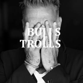 visar en svart vit bild på Mikael Persbrandt som håller händerna framför sitt ansikte