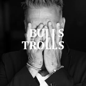 visar en bild av Mikael Persbrandt med händerna framför ansiktet