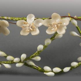 Detalj av diadem med konstgjorda blommor