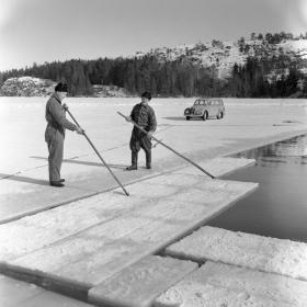 Två män och en bil på isen