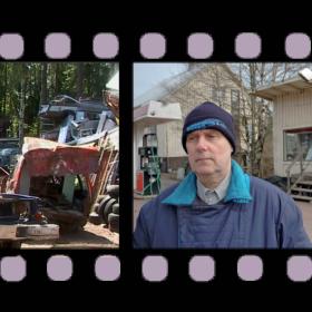 Inramad i en filmrulle syns två färgfotografier: en med bild från en skrotgård med en dels skrotad bil i förgrunden och texten Skrotliv, en annan med foto på mannen som drev Edos mack framför den lilla bensinmacken med skylttext F:ma Edv. Karlsson. 