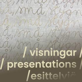I bakgrunden syns två färgfoton. Den ena på Karl Emanuel Janssons självporträtt i olja: en seriös ung man i stor svart hatt. Den andra på en bit vitt tyg med handbroderade texter i kursiv, där orden "små, små stygn" upprepar sig. På ytan har man redigerat texten "visningar / presentations / esittelyjä". 