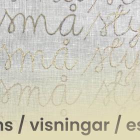 Färgfoto på en bit textil. Konstnären har broderat orden små, små stygn med kursiv text i flera rader ovanpå varandra. Broderifärgen varierar mellan neutrala toner. På fotoytan finns även redigerad text som säger: presentations / visningar / esittelyjä.