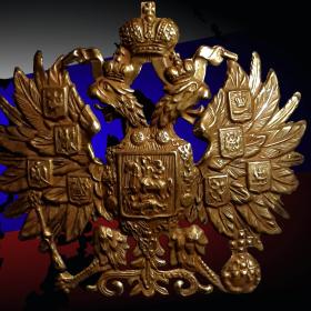 Dubbelhövdad örn som kastar en skugga på ryska flaggan