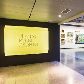 bilden visar en del av Ålands konstmuseum utrymmen med konstverk på väggarna