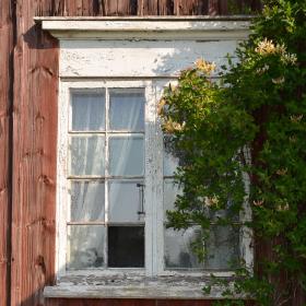 Gammalt spröjsat fönster i behov av underhåll