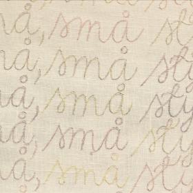 Bilden visar en broderad text av Barbro Eriksson där det står små små stygn i skrivstil.