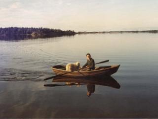 Volmar Karlsson var en stor djurvän. Han höll får på Långö men när betet tog slut där behövde fåren flyttas till andra holmar. (Foto: Ålands landskapsarkiv)
