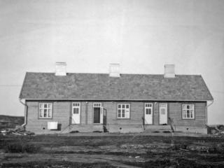 Det nybyggda bostadshuset utan fasadpanel. (Foto: Ålands landskapsarkiv)