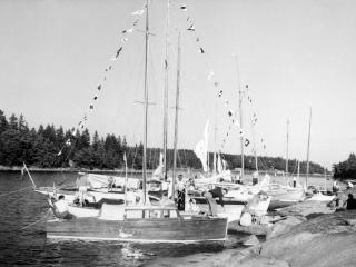 Segelbåtar och motorbåtar vid Rödhamn. Under 1940- och 1950-talet ökade intresset för segling och båtliv. Segel- och motorbåtar blev med tiden en vanlig syn vid Rödhamn. (Foto: Ålands landskapsarkiv)