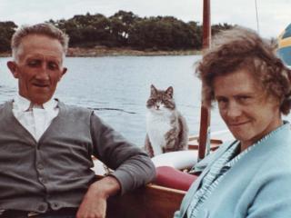 Elin och Volmar Karlsson med sommarbesökande katt (Foto: Ålands landskapsarkiv)