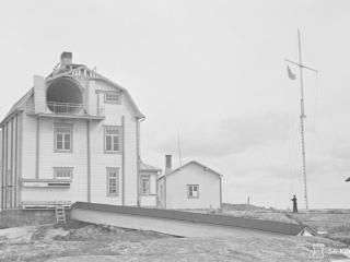 Kobba klintars lotsstation i början av 1940-talet. Portarna till mistluren på övre våningen står öppna. Framför lotsstugan ses den inneslutande vattenledningen som förde kylvatten till maskinrummet (SA-kuva 31063 finna.fi cc by 4.0)