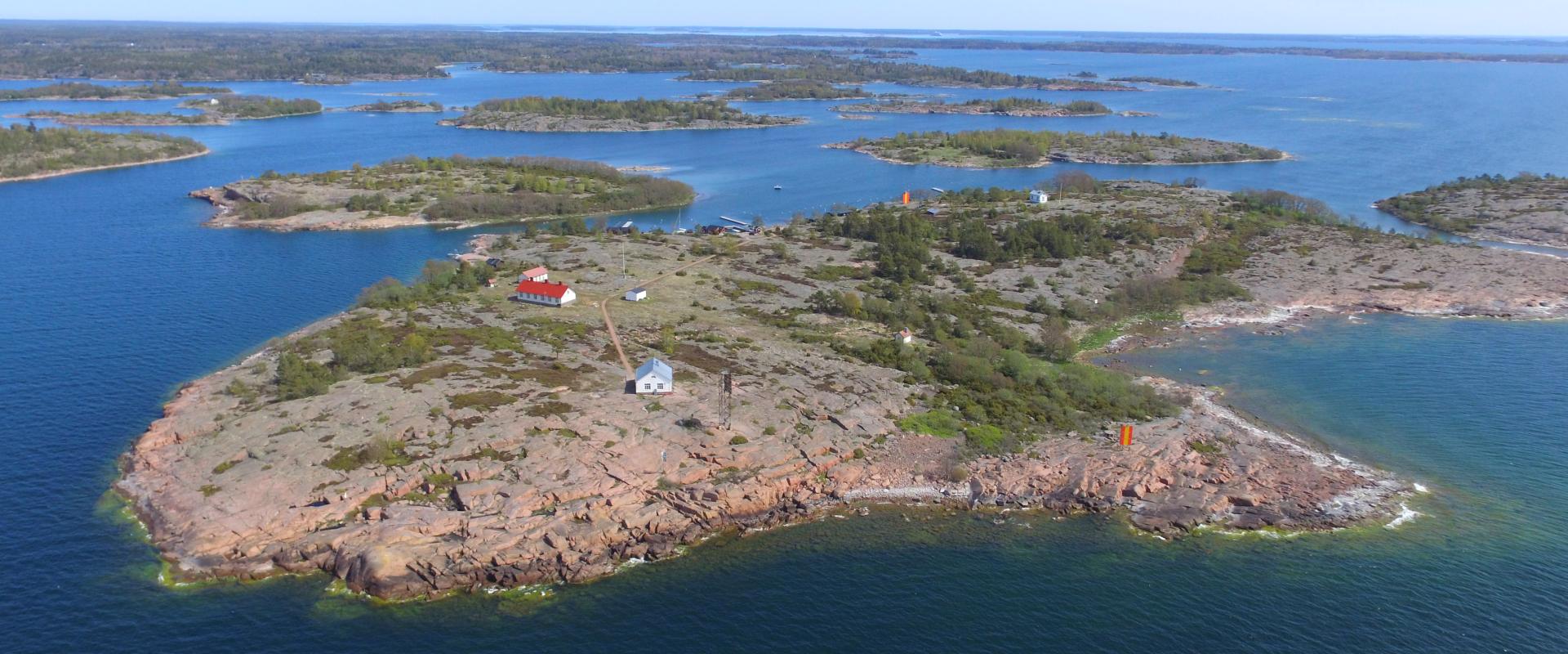Rödhamnsöarna med Radiofyren och fyrvaktarbostäderna på Långö.