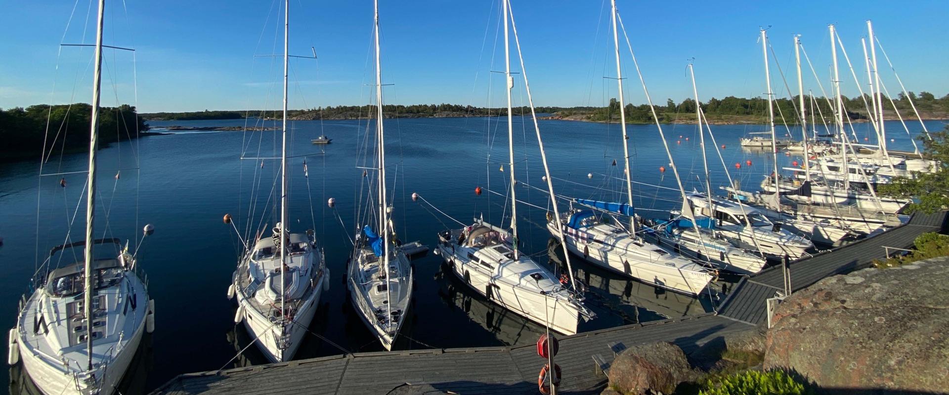 Fritidsbåtar vid gästhamnens brygga