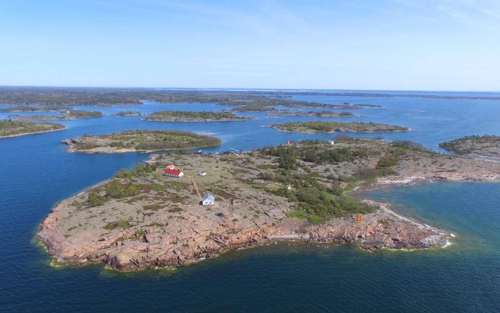 Rödhamnsöarna med de karakteristiska byggnaderna