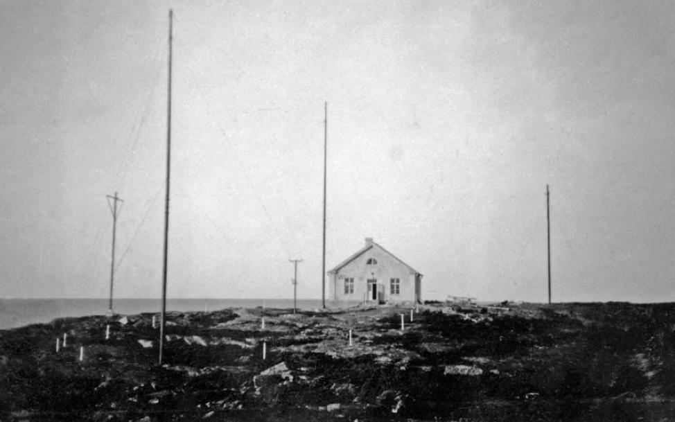Radiomasterna och antennerna med käppar i bergen.