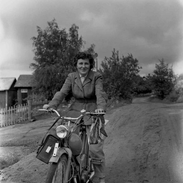 May Flodin, välkänd hälsosyster på Åland, på väg mot ännu ett hembesök