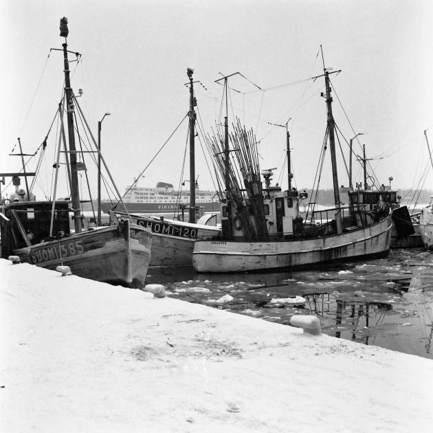 Trålbåtar i Korrviks hamn