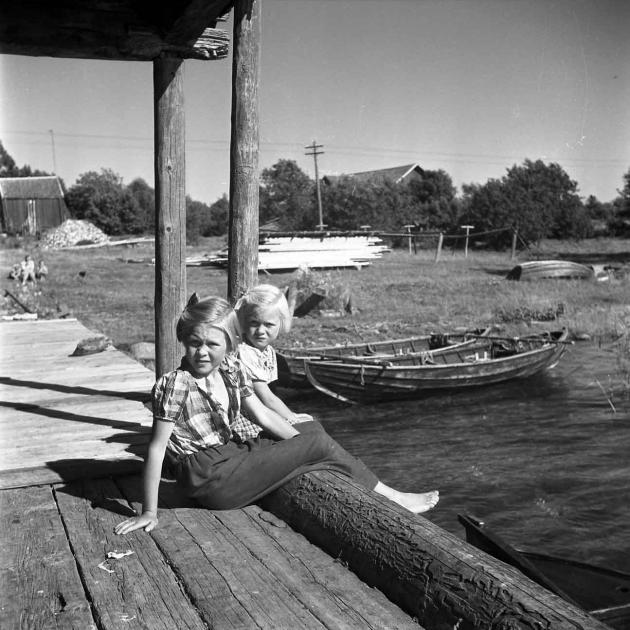 Barn på bryggan i Nåtö