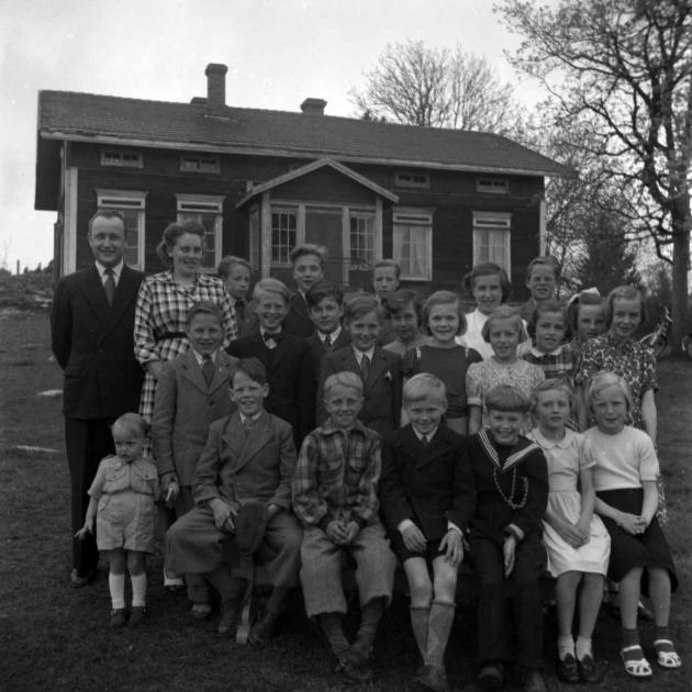 Skolklass och lärare framför Haraldsby folkskola