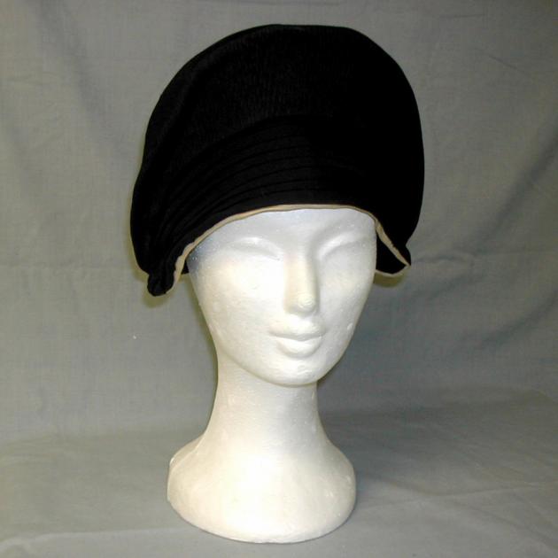 svart hatt med vitt kantband