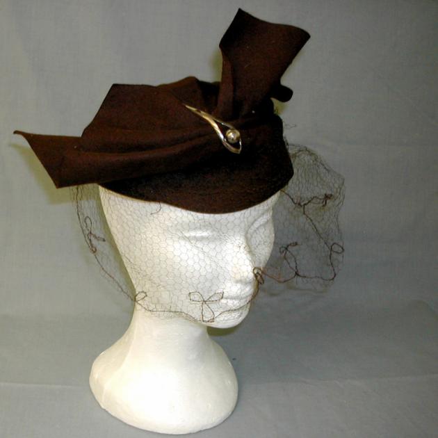 brun hatt med flor och metalldekor
