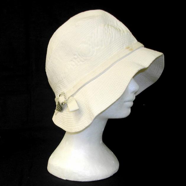 vit hatt från sidan