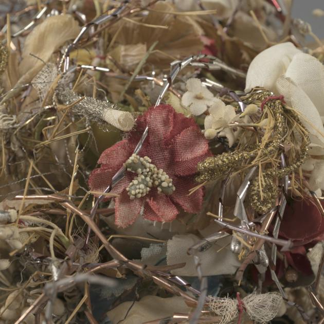 detalj på röd tygblomma och flera vita blommor