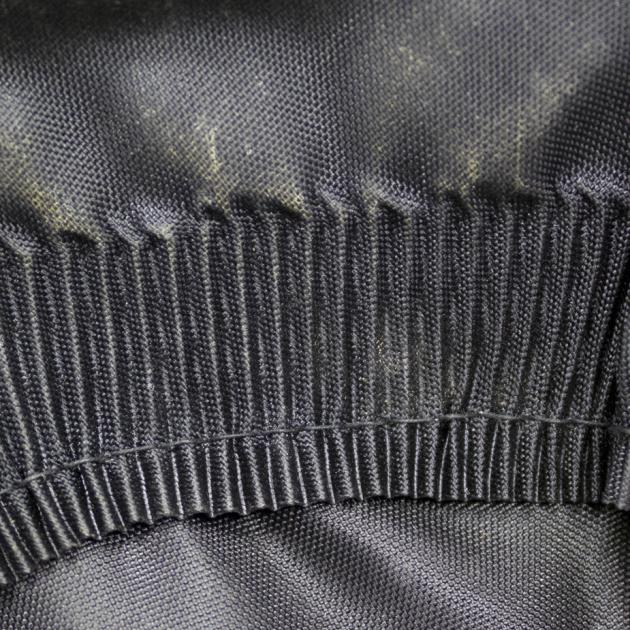 detaljbild på svarta fodertyget