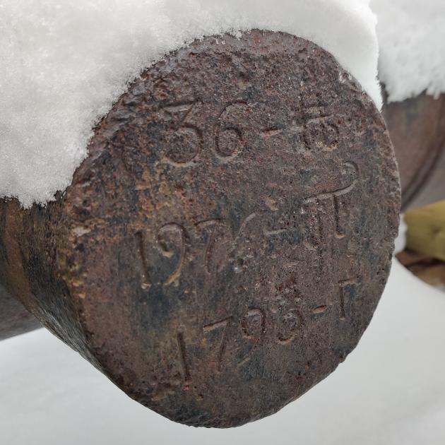 På en kanon vid Notikstornet står datum för gjutningen 1793