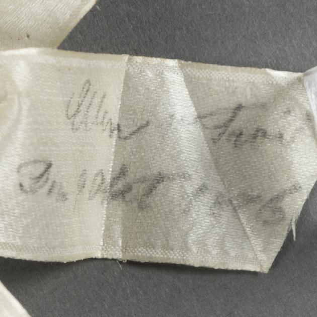 handskriven text på band med namn och årtal