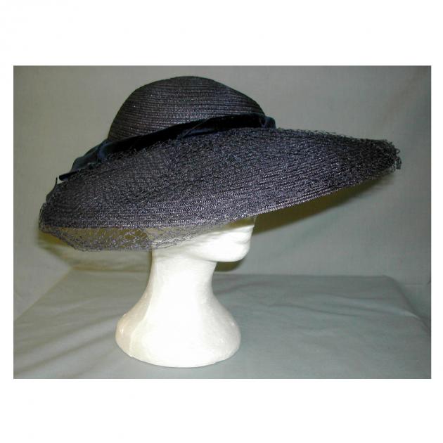 mörkblå hatt med  flor och brett brätte 