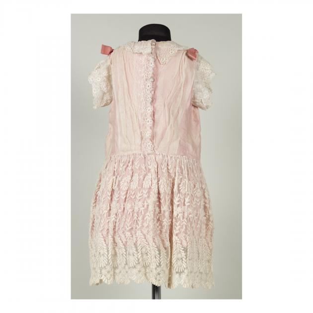 klänning av vitt broderat tylltyg med underklänning i rosa, baksida