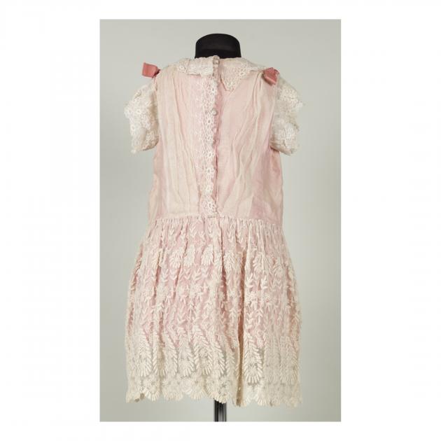 klänning av vitt broderat tylltyg med underklänning i rosa, baksida